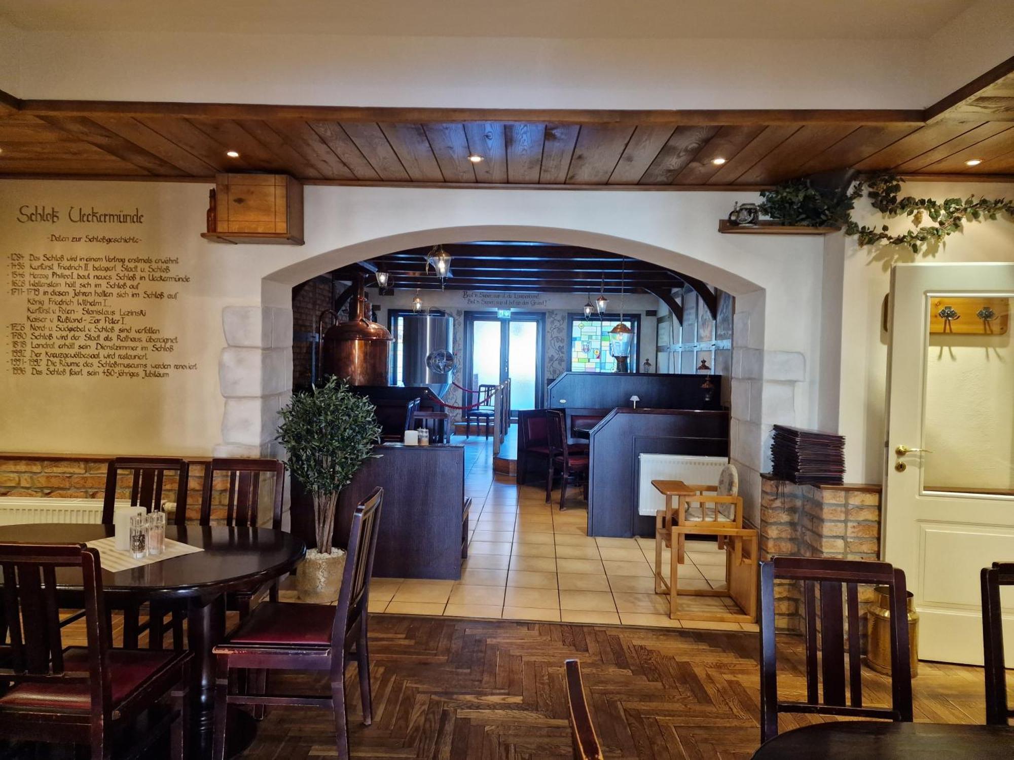 Hotel Am Markt & Brauhaus Stadtkrug Ueckermünde Exteriör bild
