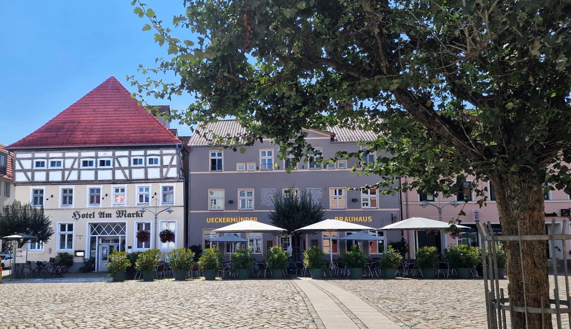 Hotel Am Markt & Brauhaus Stadtkrug Ueckermünde Exteriör bild
